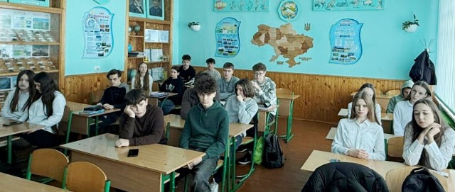 Учні уважно слухають